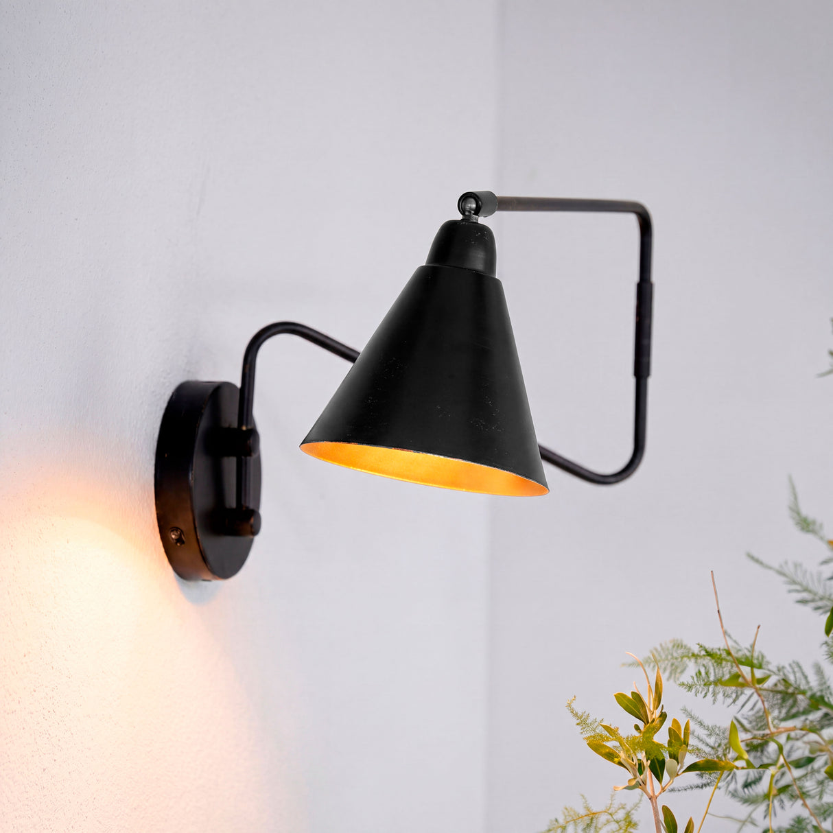 Proyección de luz focal sobre muro texturizado en ambiente de estilo escandinavo con tonos neutros.