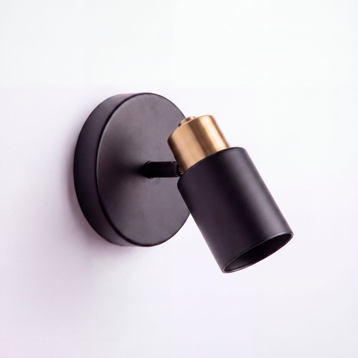 Estructura compacta direccionable en pared que aporta un perfil elegante de líneas limpias y neutras.