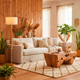 Sala de estar de estilo boho donde la eficiencia lumínica complementa los textiles y acabados premium.