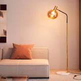 Proyección de luz difusa desde pantalla esférica ámbar que favorece la relajación en salones de estilo limpio.