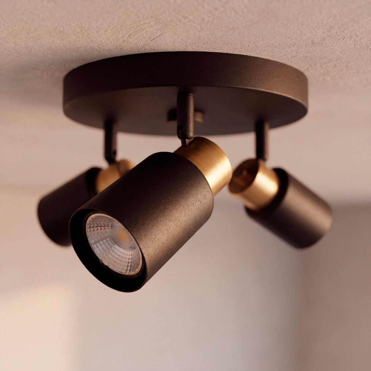 Puntos de luz orientables que garantizan visibilidad homogénea en proyectos de arquitectura residencial.