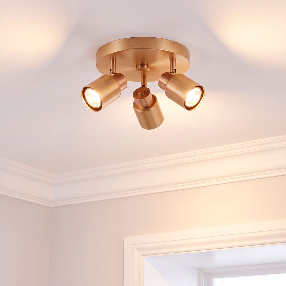Puntos de luz orientables que garantizan visibilidad homogénea en proyectos de arquitectura residencial.