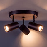 Puntos de luz orientables que garantizan visibilidad homogénea en proyectos de arquitectura residencial.