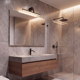 Iluminación focalizada sobre encimera de baño gris con detalles de madera y grifería negra de tendencia.
