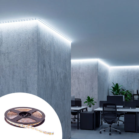 Iluminación perimetral blanca en techos de oficinas corporativas de diseño minimalista.