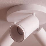 Detalle de cabezal orientable sobreponer en blanco mate para espacios de arquitectura contemporánea.