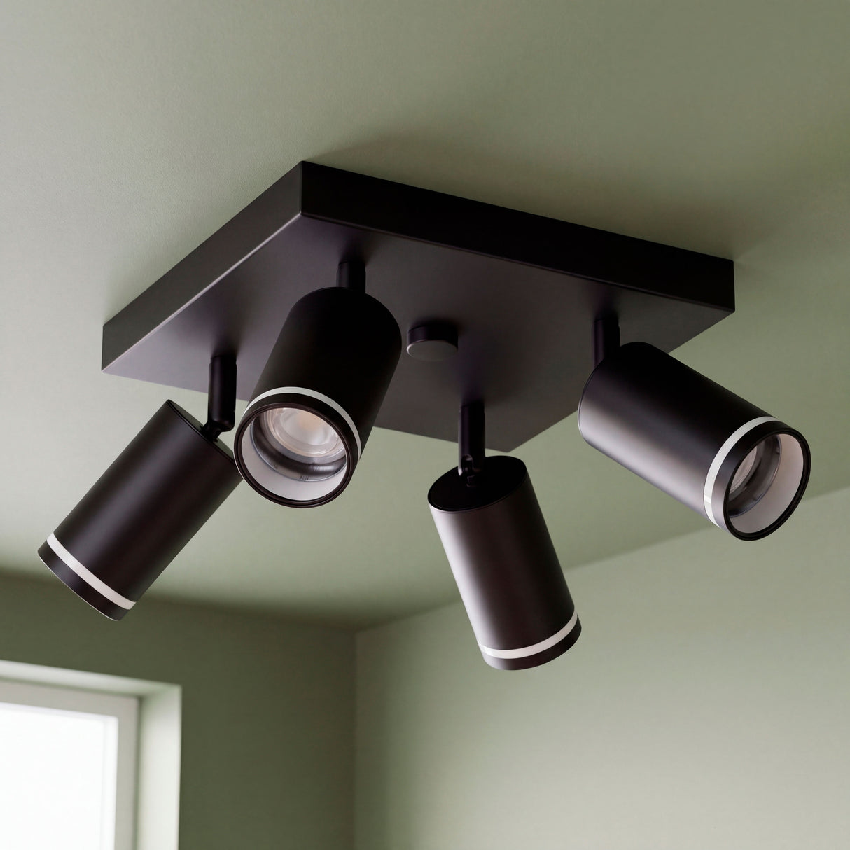 Puntos de luz orientables que garantizan visibilidad homogénea en proyectos de arquitectura residencial.