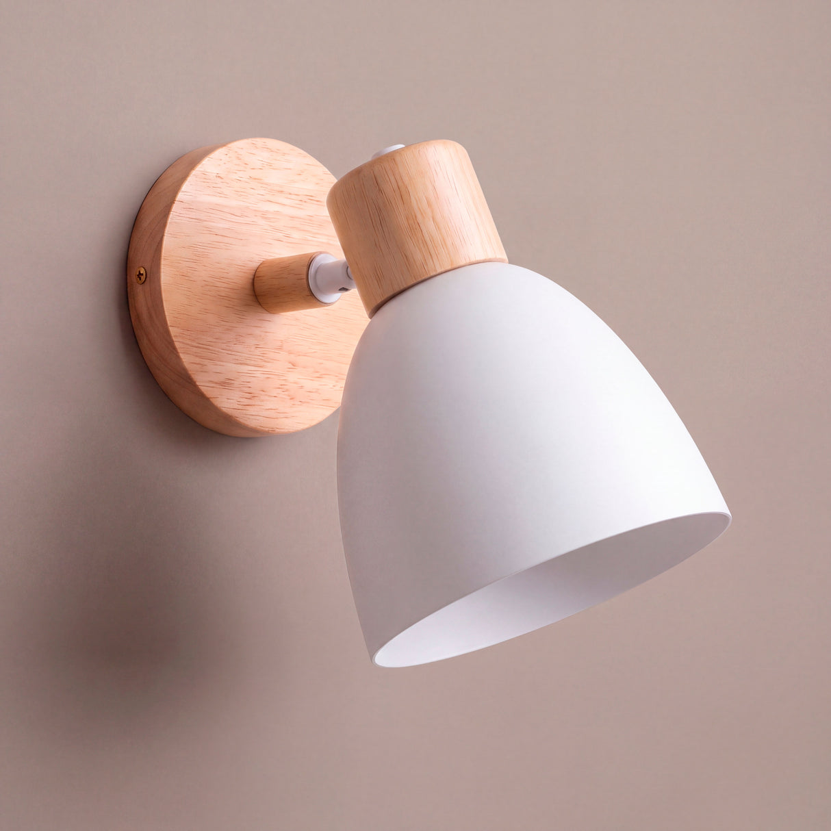Estructura compacta orientable que aporta un perfil elegante de líneas limpias en el hogar.