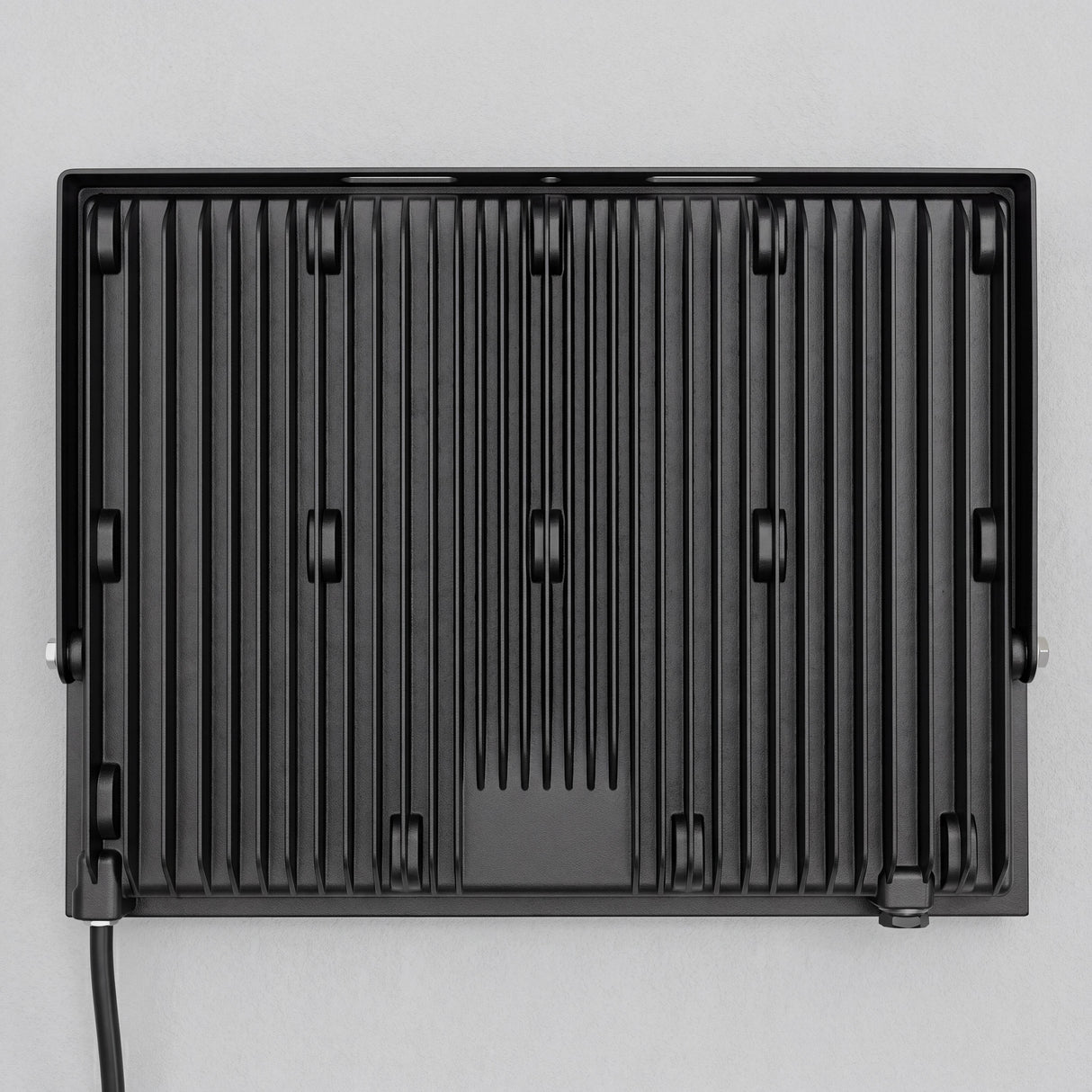 Reverso con canales de disipación térmica para prolongar la vida útil del equipo LED.