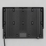 Reverso con canales de disipación térmica para prolongar la vida útil del equipo LED.