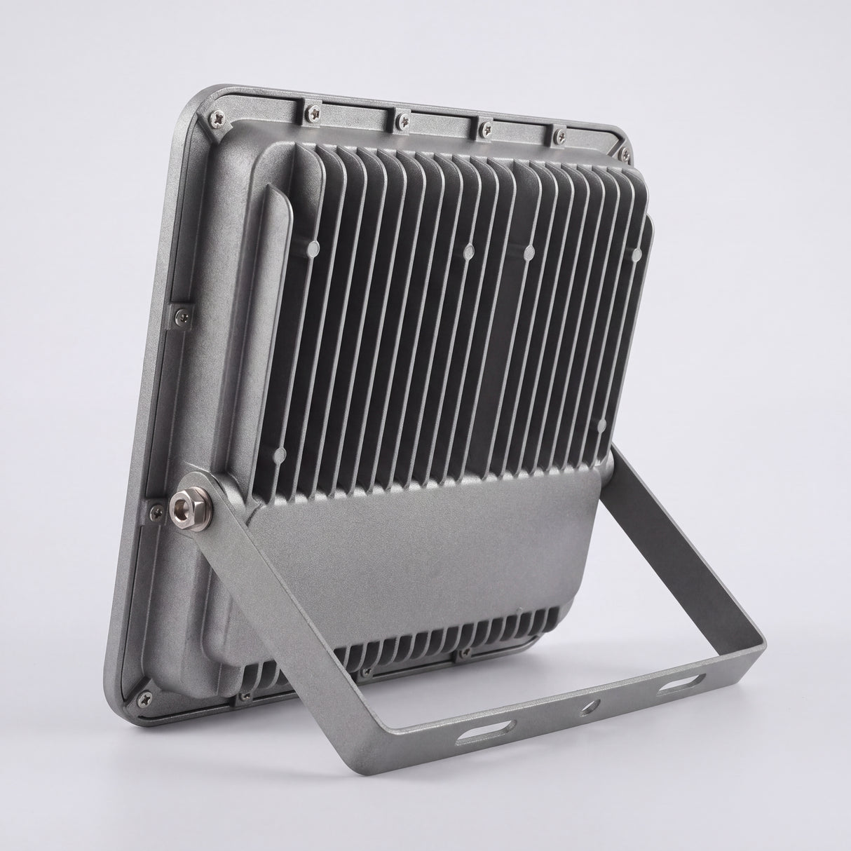 Carcasa posterior con ranuras de disipación térmica pasiva para prolongar la vida útil de los componentes.