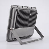 Carcasa posterior con ranuras de disipación térmica pasiva para prolongar la vida útil de los componentes.