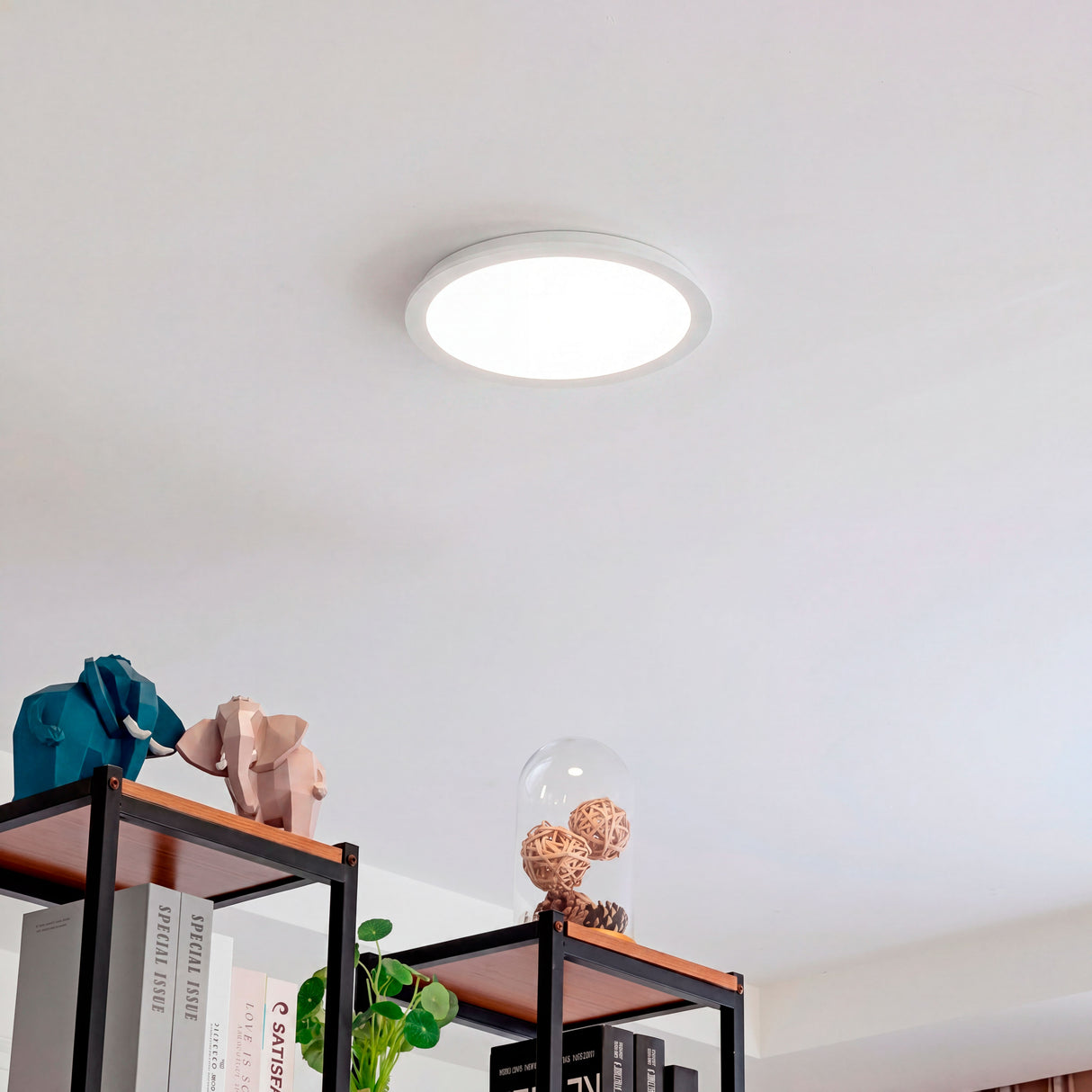 Iluminación general en sala de estar con múltiples downlights empotrados de luz neutra.