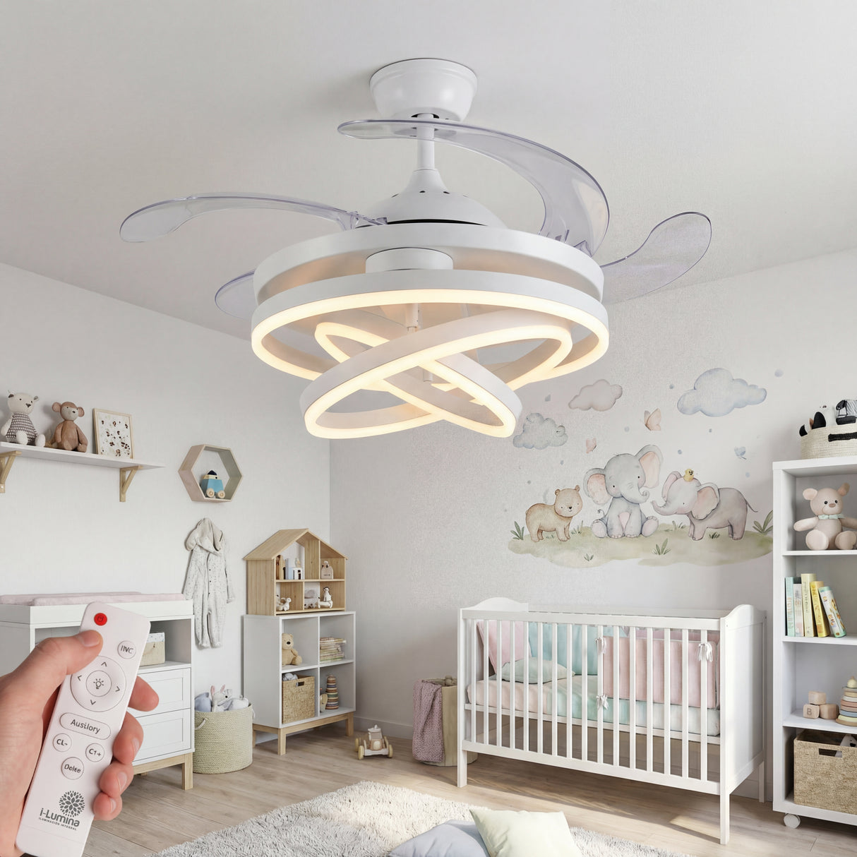Cuarto infantil climatizado con ventilador blanco de funcionamiento suave y luz regulable.