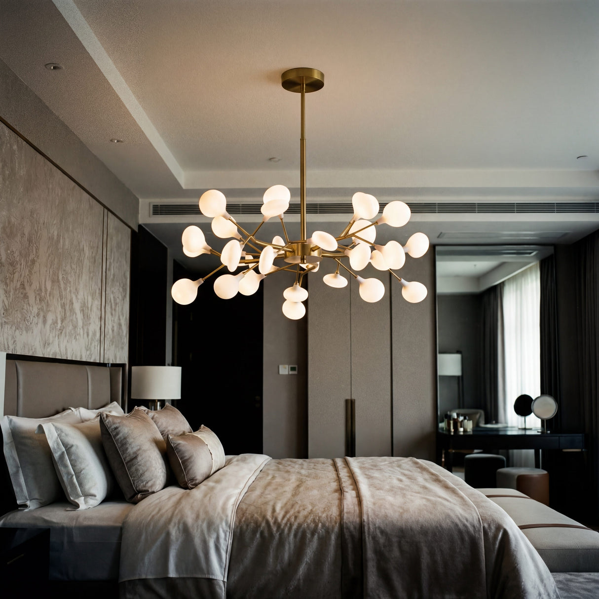 Lampara Sputnik Nativa Gold como punto focal en la decoracion de un dormitorio principal.