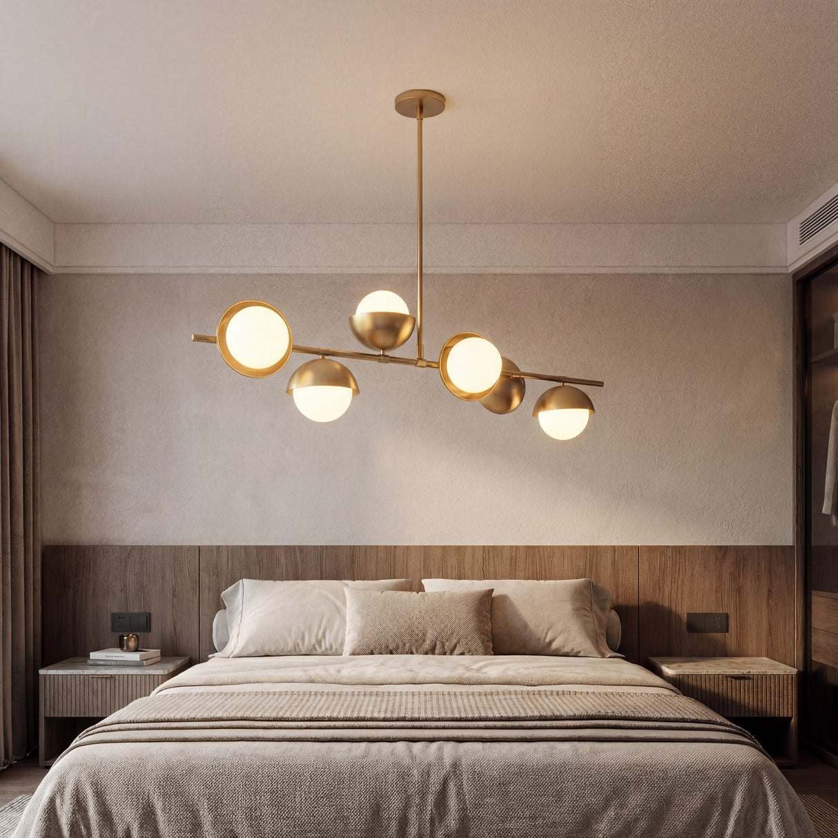 Lampara lineal Nova Gold como pieza central de diseño en un dormitorio principal.