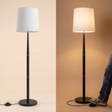 Contraste de luz difusa homogénea que muestra la calidez de la pantalla de tela blanca al encenderse.