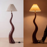 Comparativa de rendimiento lumínico y atmósfera acogedora con lámpara decorativa encendida y apagada.
