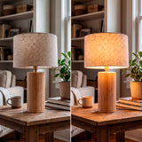 Comparativa de atmósfera lumínica en salón de diseño con lámpara de madera artesanal.