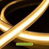 Haz luminoso homogéneo y sin sombras difusas emitido por una tira LED flexible de diseño contemporáneo.