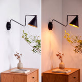 Aplique orientable emitiendo luz cálida sobre mesa de noche, optimizando el confort visual y la atmósfera.