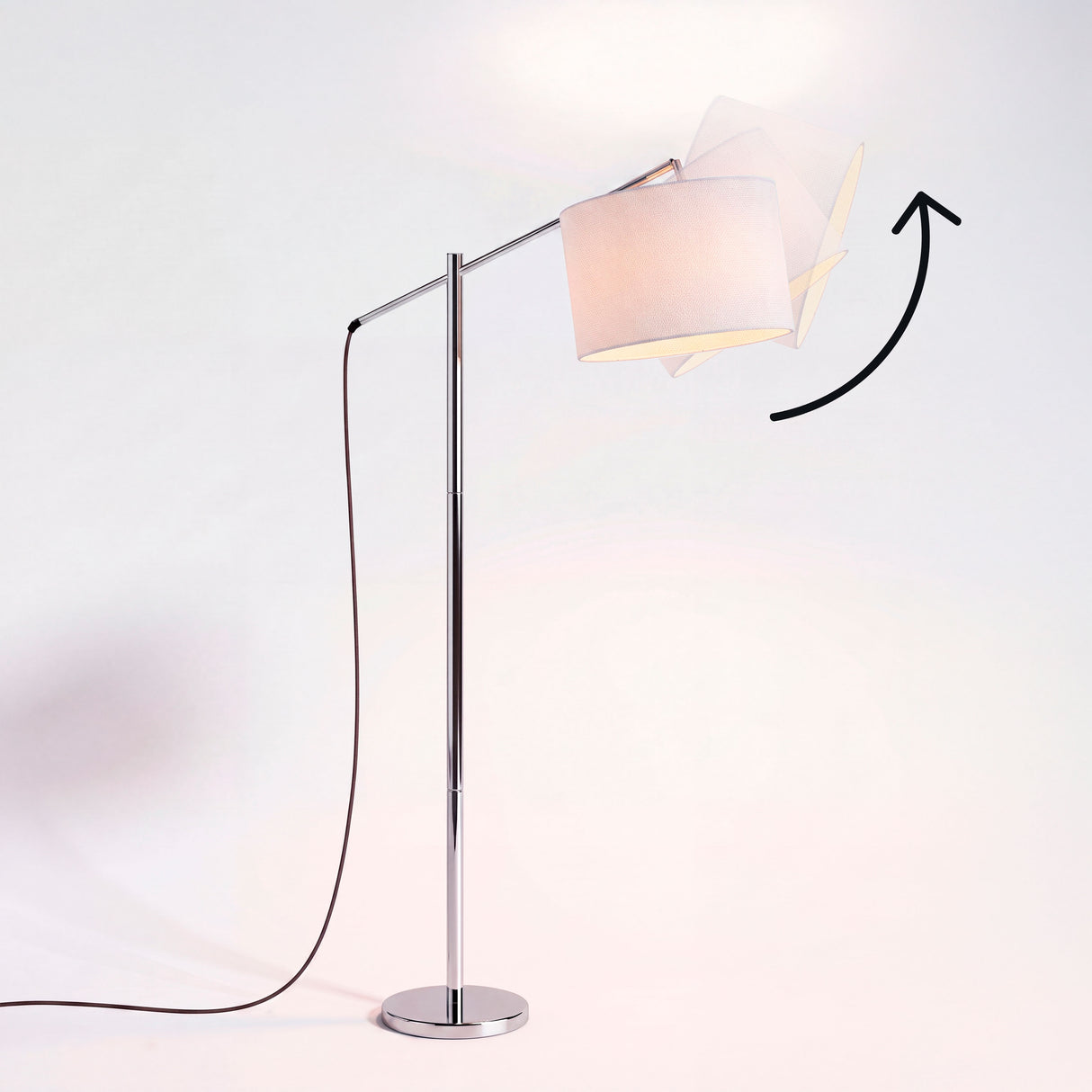 Cuerpo metálico con brazo inclinado ajustable para optimizar la proyección de luz en espacios interiores.