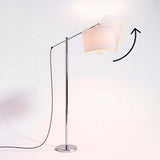 Cuerpo metálico con brazo inclinado ajustable para optimizar la proyección de luz en espacios interiores.