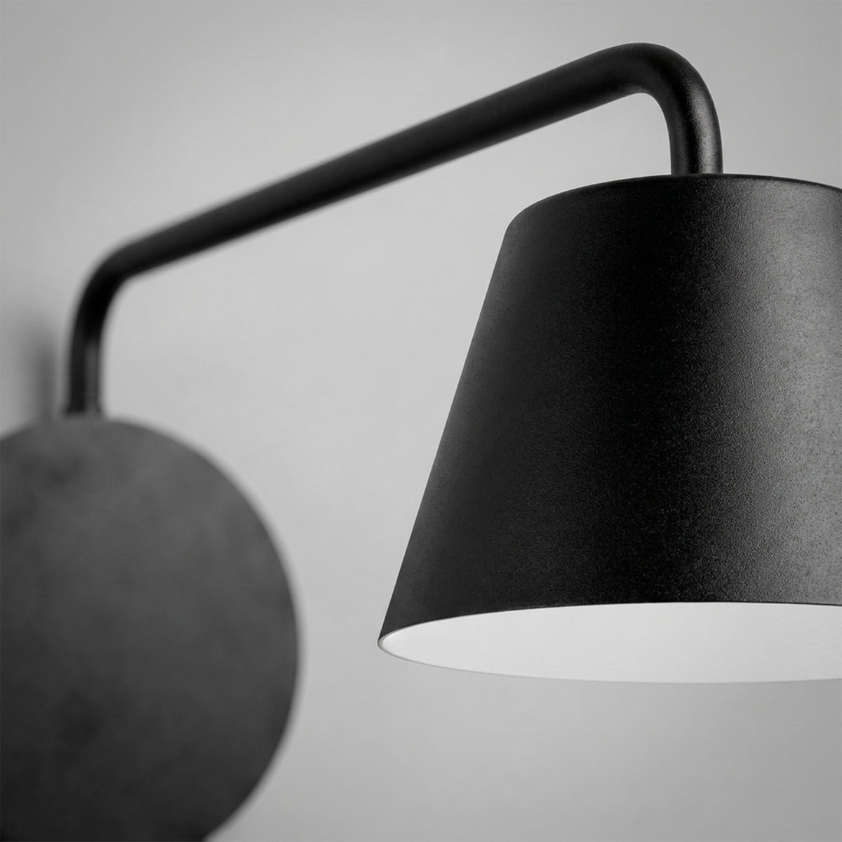 Proyección simétrica de flujo luminoso cálido sobre pared limpia en estética minimalista.