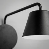Proyección simétrica de flujo luminoso cálido sobre pared limpia en estética minimalista.