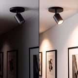 Demostración de confort visual y baño de luz de spot de techo orientable en interior moderno.