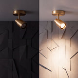 Muestra del flujo luminoso y cambio de atmósfera sobre muro decorativo con relieve tridimensional.