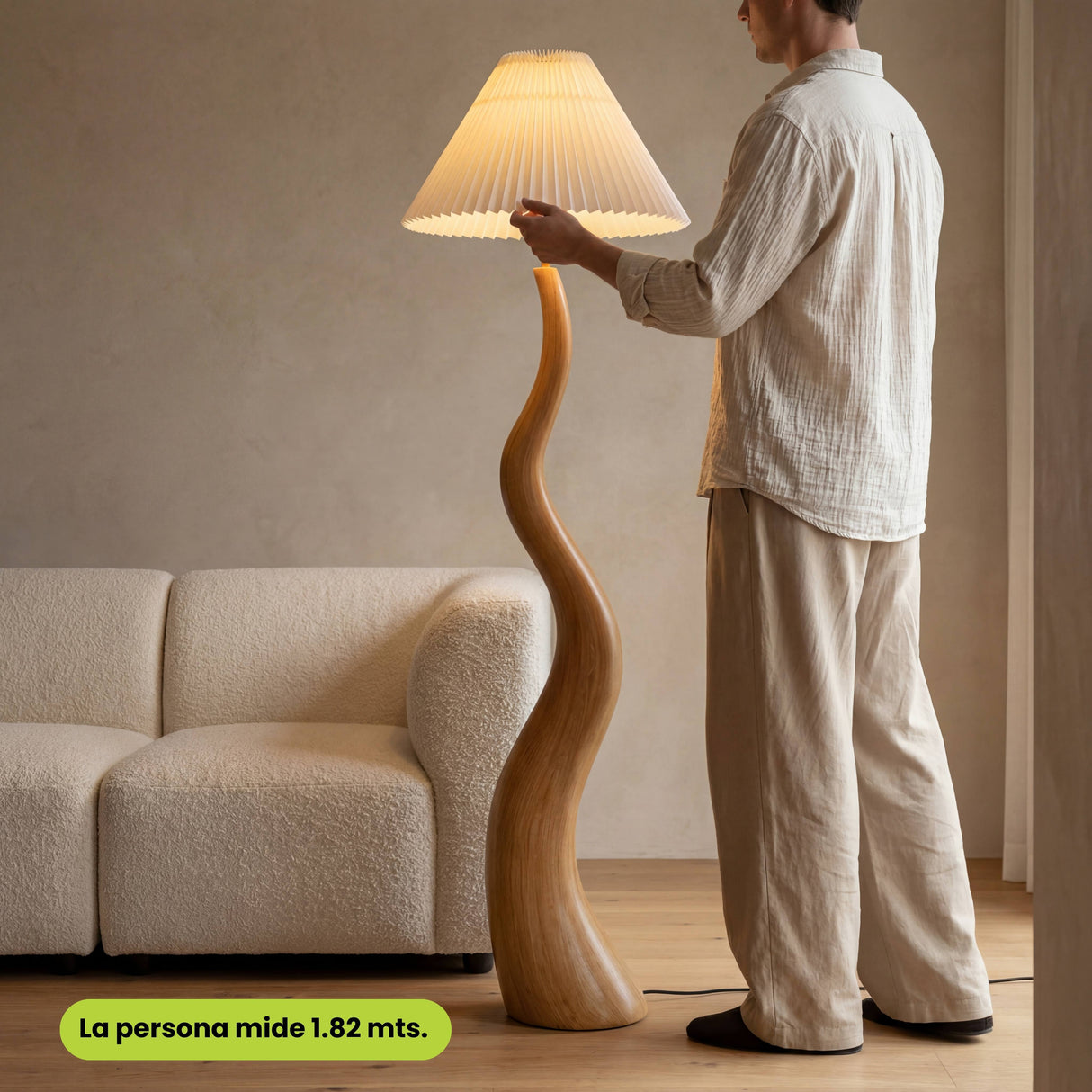 Detalle constructivo de base estable y mástil sinuoso de madera noble con pasacables oculto de alta gama técnica.
