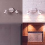 Comparativa de distribución de flujo luminoso cálido sobre pared con revestimiento arquitectónico.