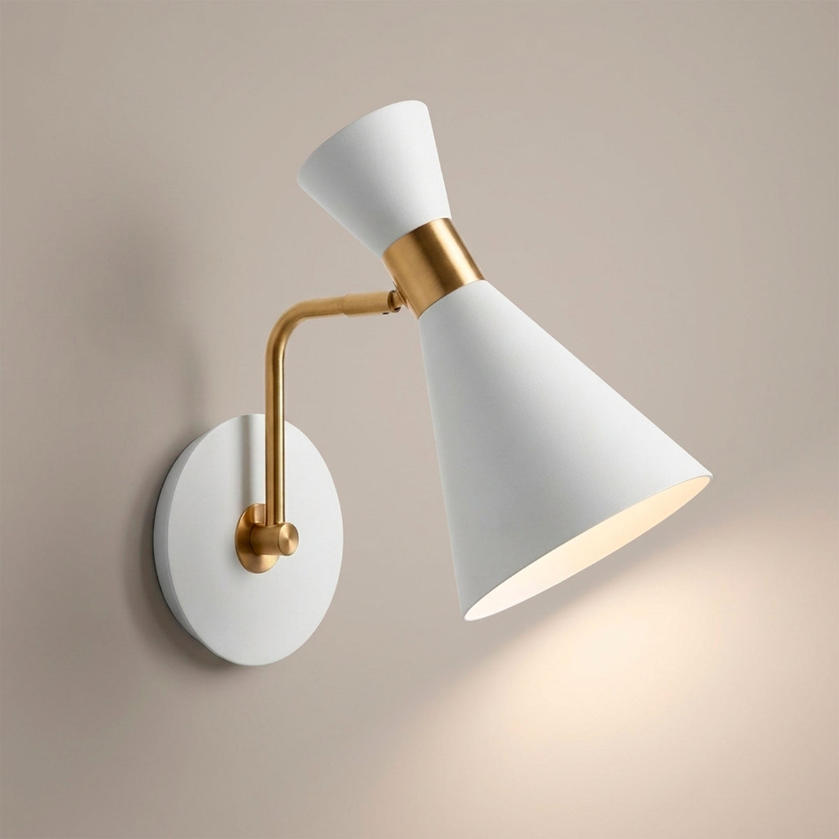 Proyección simétrica de flujo luminoso cálido sobre pared limpia en estética minimalista.