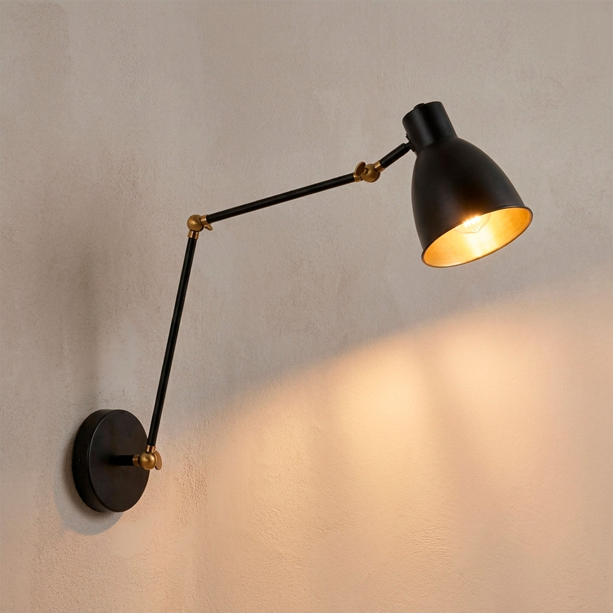 Ensayo de proyección simétrica de flujo luminoso cálido sobre pared limpia en estética minimalista.