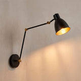 Ensayo de proyección simétrica de flujo luminoso cálido sobre pared limpia en estética minimalista.