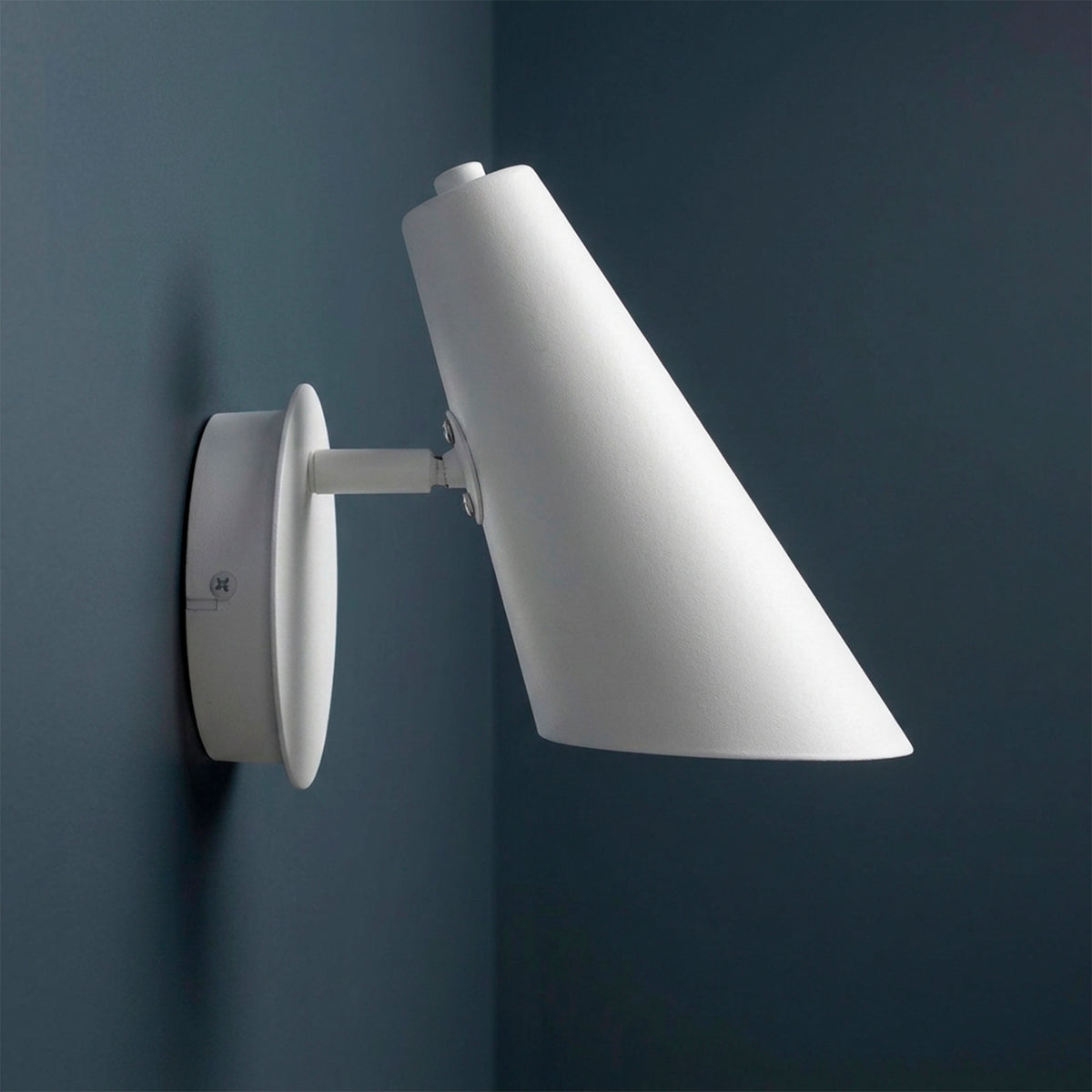 Ensayo de proyección simétrica de flujo luminoso cálido sobre pared limpia en estética minimalista.