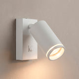 Proyección de luz cálida sobre superficie vertical limpia en interiorismo contemporáneo.