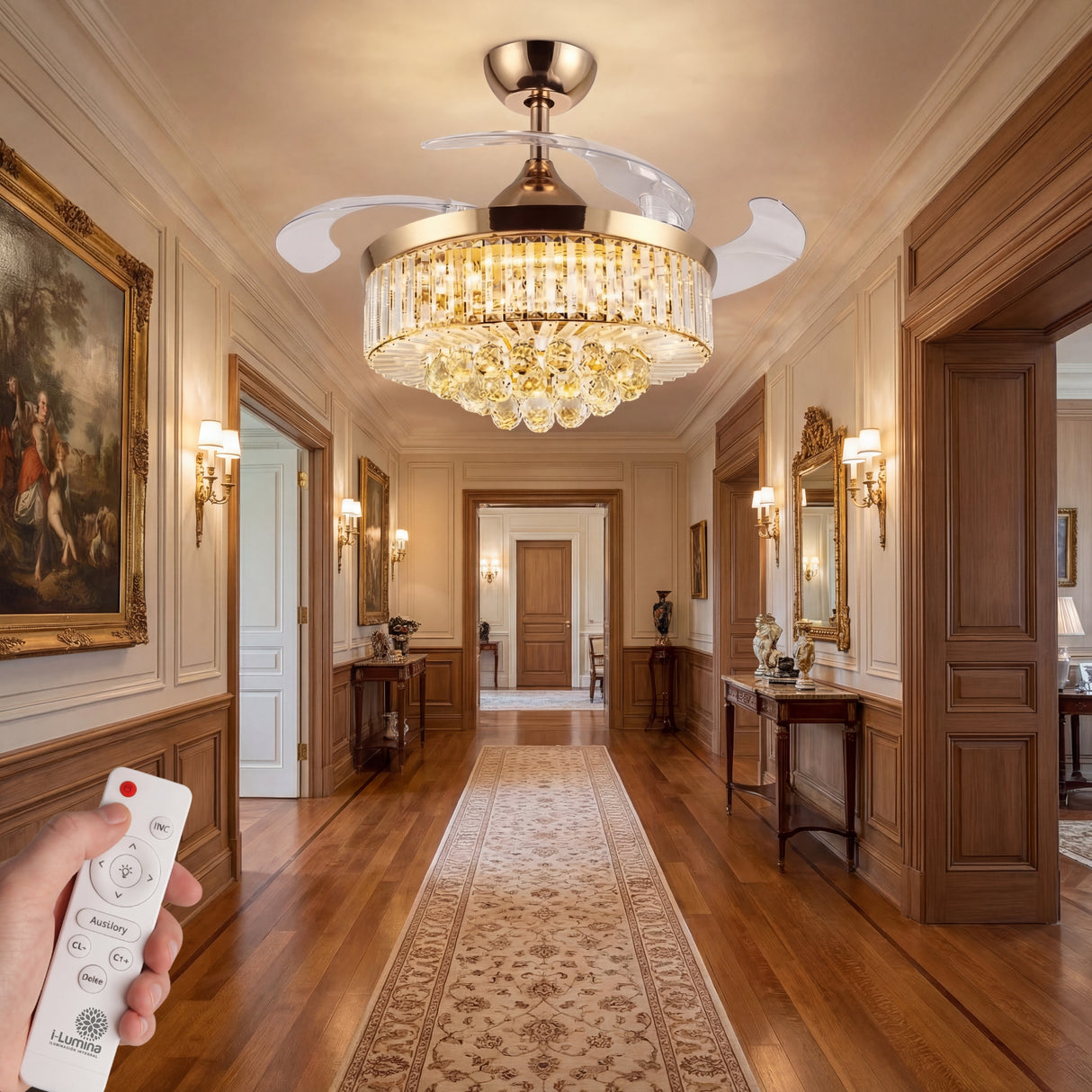 Recibidor de techo alto decorado con lámpara ventilador Crystal Empire Luxe.