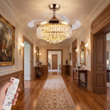 Recibidor de techo alto decorado con lámpara ventilador Crystal Empire Luxe.