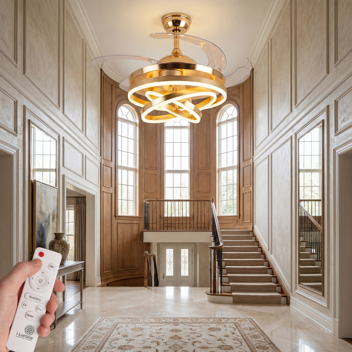 Hall de entrada de doble altura iluminado con la majestuosa lámpara ventilador Luxury Gold.