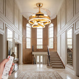 Hall de entrada de doble altura iluminado con la majestuosa lámpara ventilador Luxury Gold.