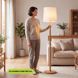 Usuaria interactuando con una lámpara lineal de madera idónea para ambientación de salones y rincones de lectura.