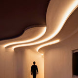 Escalera arquitectónica con iluminación LED inteligente en ambiente nocturno