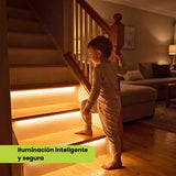 Iluminación inteligente y segura en escalera del hogar con niño subiendo de noche
