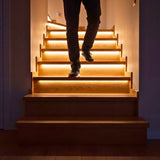 Peldaños LED encendiéndose al paso de una persona con el controlador de escaleras