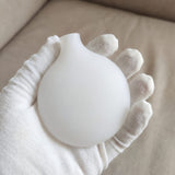 Detalle de la pantalla de vidrio opalino blanco para lamparas de la coleccion Nativa.