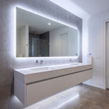 Espejo de baño moderno con retroiluminación perimetral difusa de alta eficiencia lumínica.