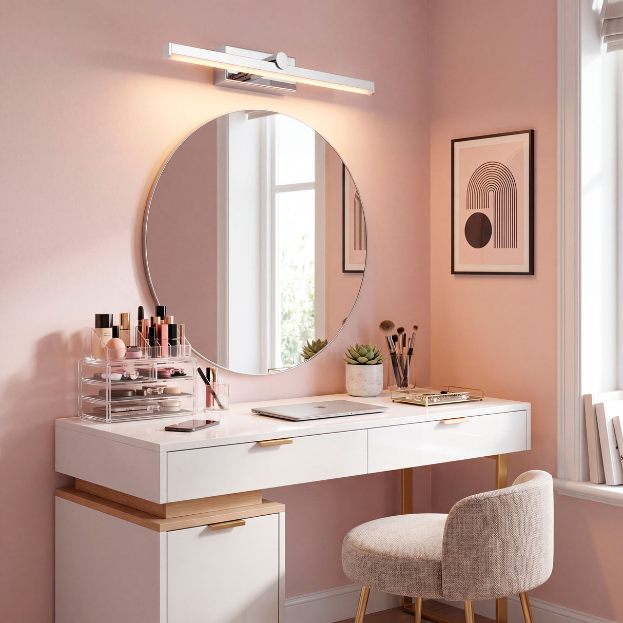 Lámpara de pared plata sobre espejo redondo en tocador blanco con diseño elegante.