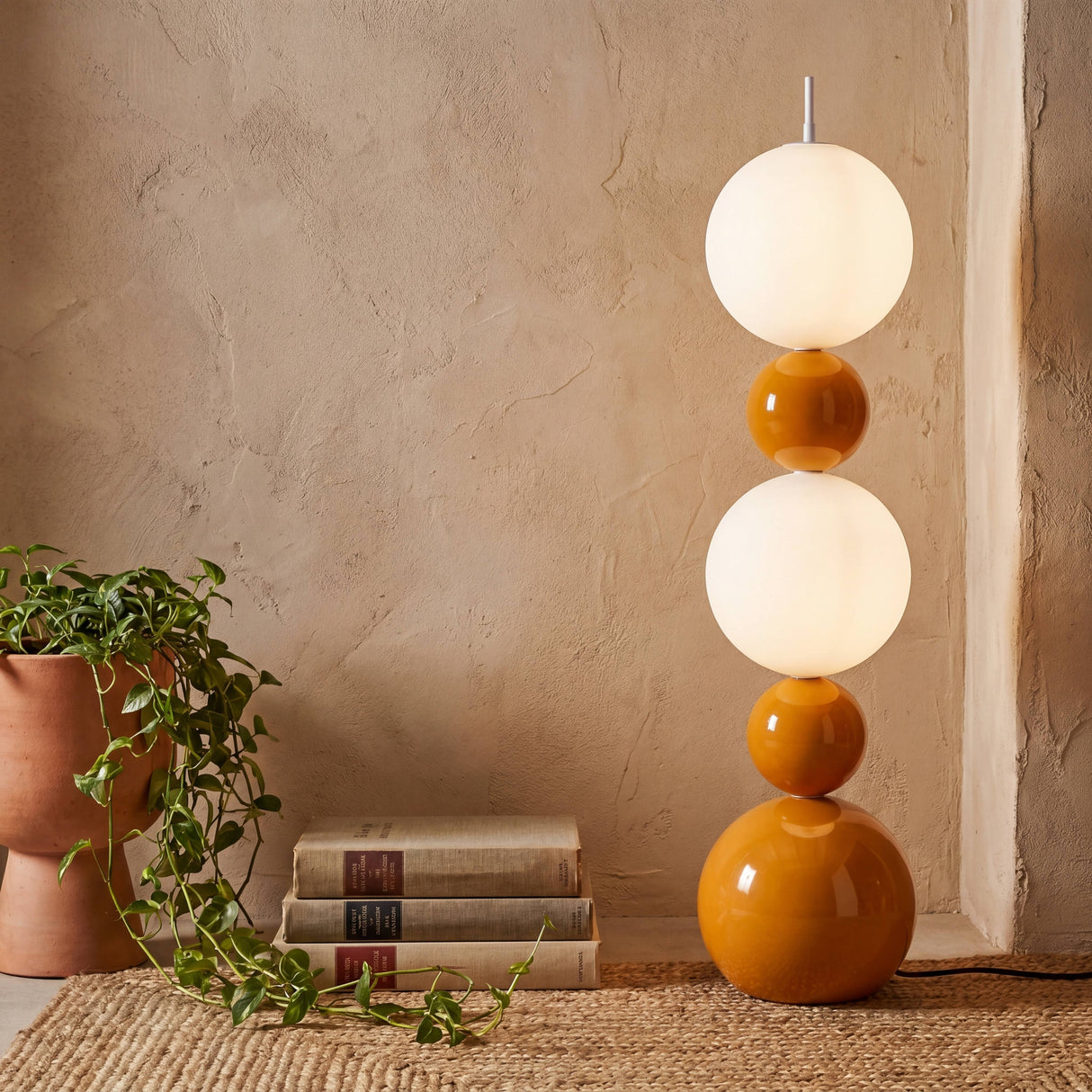 Decoración contemporánea que integra vegetación interior con la calidez cromática de las esferas mostaza